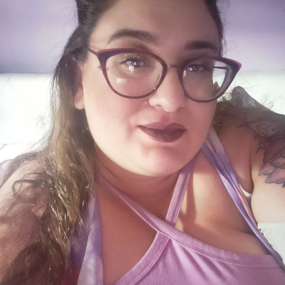 Meet your Posher, Nicole - Picture 3 of 5